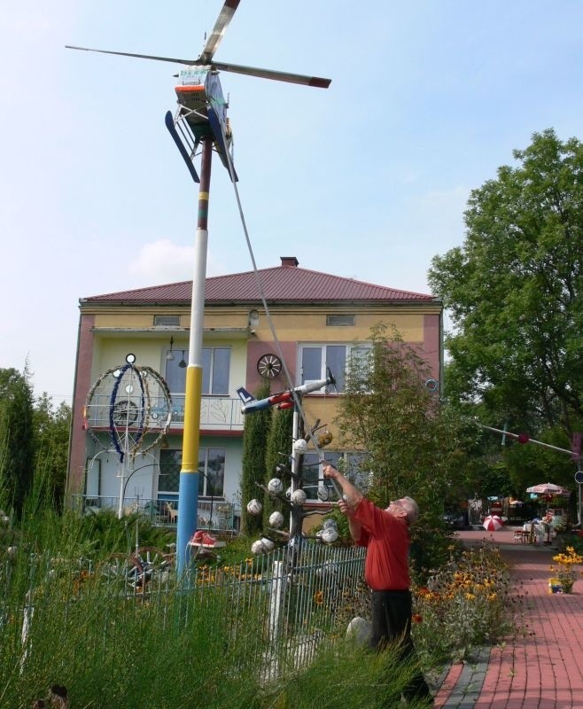 Jeśli wiatr jest zbyt słaby, gospodarz bierze długi podajnik...