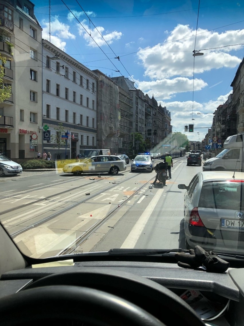 Zderzenie samochodu z motorowerem. Kierowca motoroweru...