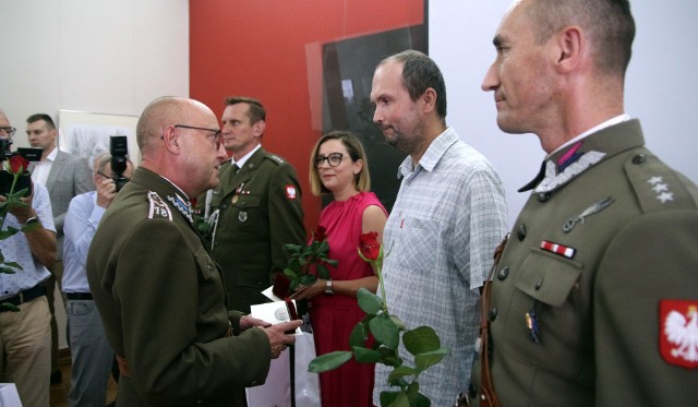 Podsumowanie XXXIII Zjazdu Kawalerzystów w Grudziądzu. Składano kwiaty, odznakami wyróżniono osoby kultywujące i promujące tradycje Centrum Wyszkolenia Kawalerii w Grudziądzu