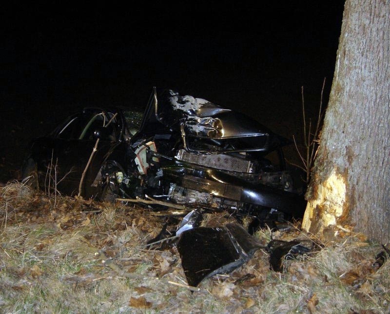 Urbanki: Wypadek. Audi A4 uderzyło w drzewo (zdjęcia)