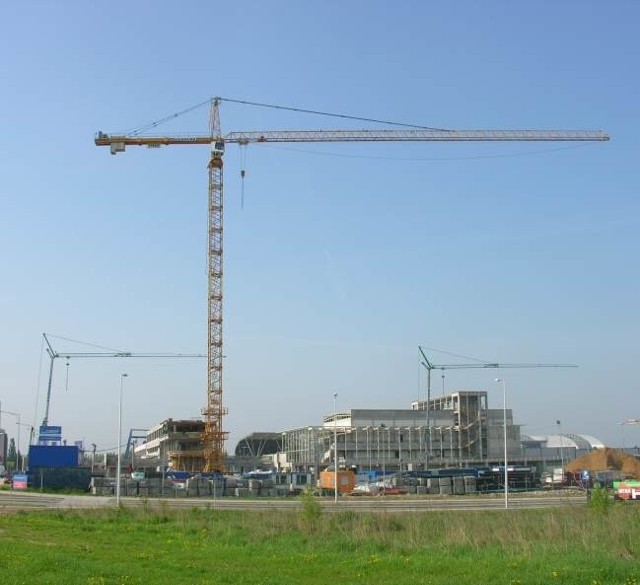 W czasie długiego weekendu na placu budowy stanął największy w Kielcach 60 metrowy żuraw.