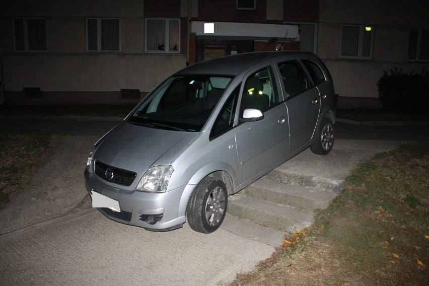 Zaparkowała auto na schodach przed wejściem na klatkę przy bloku na ulicy Łady we Włocławku