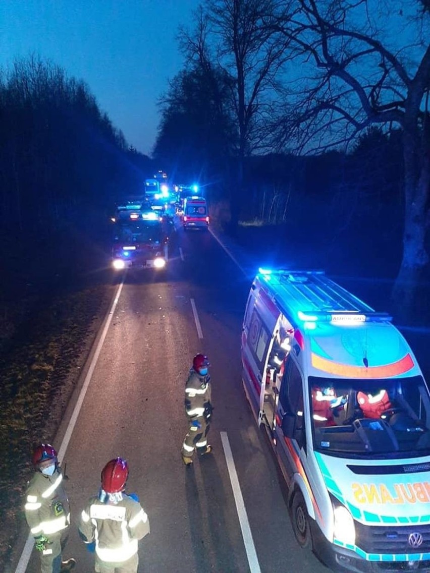 Wypadek na drodze wojewódzkiej 214 3.03.2021 r. Zderzyły się 4 samochody, jedna osoba trafiła do szpitala