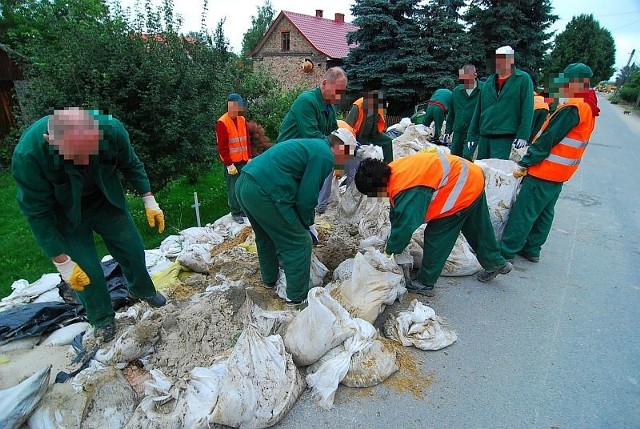 Więźniowie z Zakładu Karnego w Kielcach wczoraj na ulicy Zarzekowice w Sandomierzu wysypywali z worków piasek.