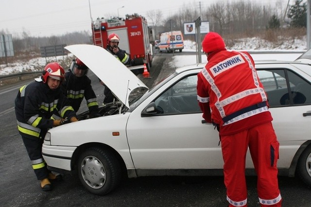 Mieszkanka powiatu sandomierskiego ucierpiala w zderzeniu dwóch samochodów, do którego doszlo w środe przed poludniem na krajowej &#8222;dziewiątce&#8221; w Tarnobrzegu - Nagnajowie.