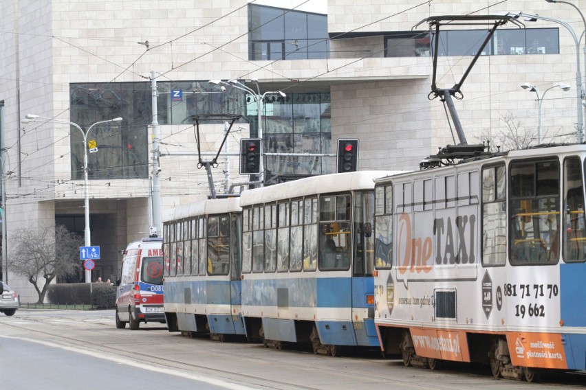 Karetka zablokowała torowisko. Reanimacja na przystanku na Piłsudskiego