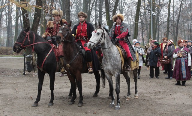 Orszak rycerski przeszedł z parku Kościuszki i deptakiem dotarł do placu Konstytucji 3 Maja.