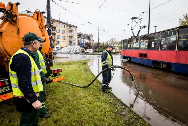 Nie trzeba ulewy, by torowisko na rondzie Jagiellonów znalazło się pod wodą. Większy deszcz powoduje, że tramwaje z trudem przejeżdżają w kierunku Gdańskiej i Wilczaka. Bywa, że przejechać w ogóle nie mogą. Dlaczego tak się dzieje?➤➤Pogoda na dzień   2 kolejne dni (15   16-19.03.2018)(TVN Meteo)