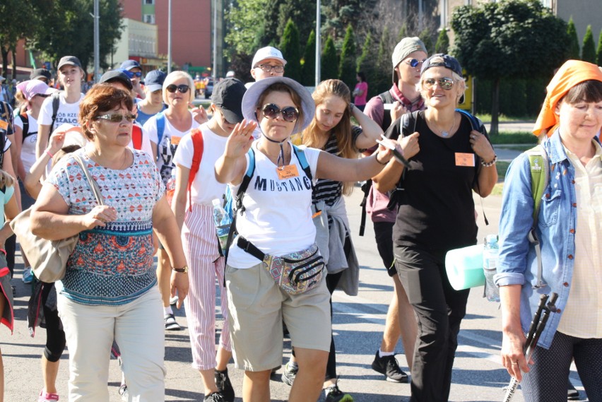 Oświęcimscy pątnicy w pięciu grupach z dekanatów:...