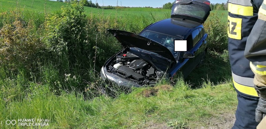 Siał postrach na wsi. Kompletnie pijany kierowca BMW wjechał do rowu. Obrażał strażaków i policjantów (zdjęcia)