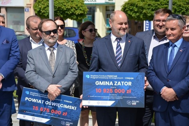 Burmistrz Zatora Mariusz Makuch (w środku) ma powody do zadowolenia. Jego gmina może liczyć na wsparcie ponad 26 mln zł z Polskiego Ładu