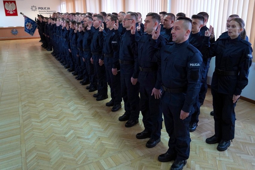 Nowi policjanci z Kujawsko-Pomorskiego już po ślubowaniu. Do których komend trafią?