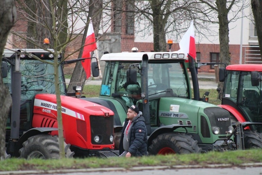 Rolnicy protestują na Dolnym Śląsku. Ciągniki blokują ważną przeprawę przez Odrę i obwodnicę Wrocławia