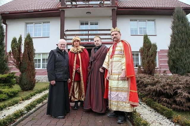 Spotkanie jak co roku przygotował ksiądz Jan Filewicz (po lewej) z parafii w Grabówce.