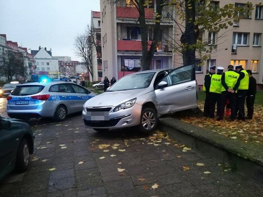 Stargard. Nietypowy wypadek. Samochód z Azjatami wjechał tyłem w drzewo. Jedna osoba w szpitalu