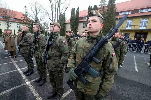 Pensja w Wojsku Polskim uzależniona jest od stanowiska, korpusu oraz stopnia. Żołnierze otrzymują ponadto rożne dodatki i mogą też liczyć na wcześniejszą emeryturę.