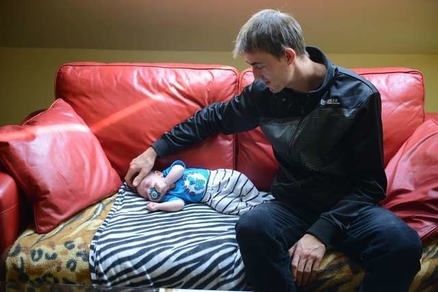 Mały Ignaś wraz z tatą Arturem Błaszakiem odwiedzają Natalię w hospicjum