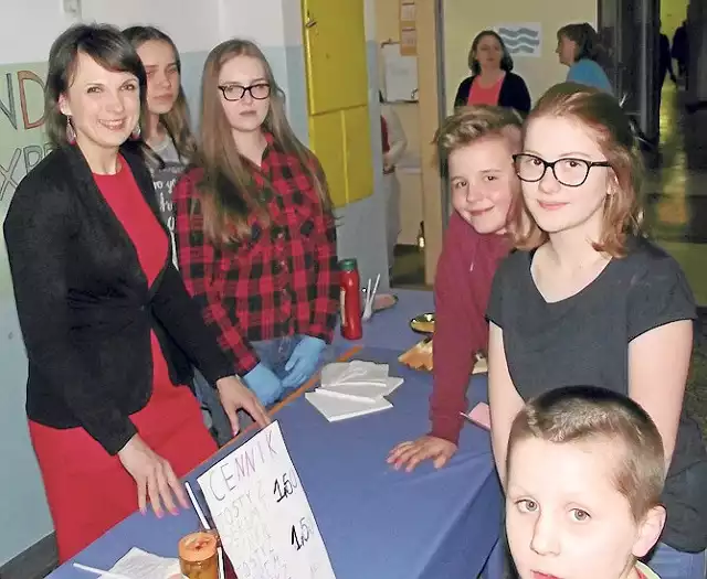 Szkolne Koło Gimnazjalisty przy stoisku z tostami podczas imprezy "Noc w szkole"