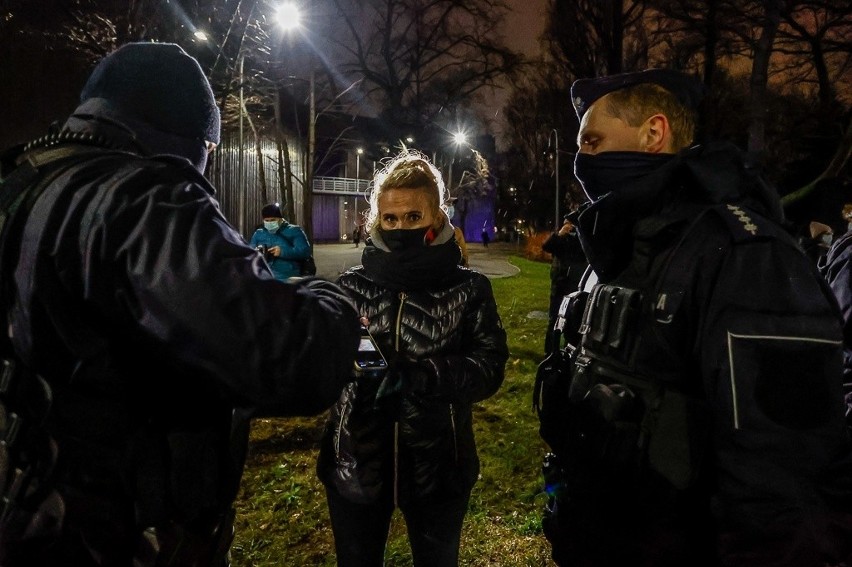 Demonstracje na Pomorzu 28.11. 2020. Protest kobiet w Gdańsku "W imię matki, córki, siostry!"