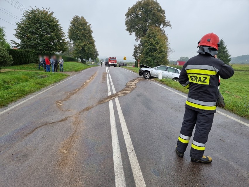 Wypadek w Ruszelczycach. Audi A3 wypadło z drogi na zakręcie. Pogotowie zabrało kierowcę do szpitala [ZDJĘCIA]
