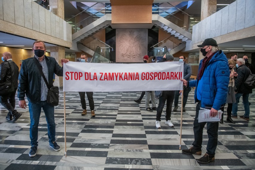 Protestujący dostali się do Wielkopolskiego Urzędu...