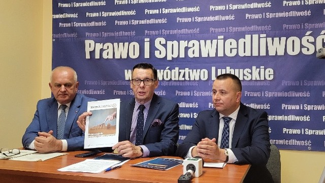 - Warto pospieszyć się ze złożeniem wniosku o wakacje kredytowe – przekonywali dziś politycy Prawa i Sprawiedliwości: Władysław Dajczak(z lewej), Marek Ast (w środku) i Andrzej Bielawski