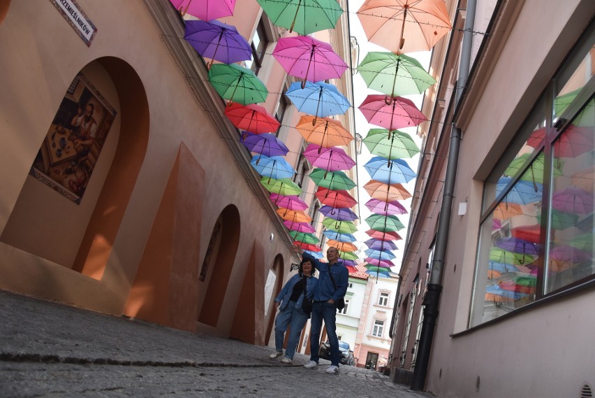 Tarnowskie "Umbrella Sky" ponownie zachwyca i zachęca do zrobienia sobie wyjątkowych zdjęć. Niebo kolorowych parasolek nad ulicą Piekarską