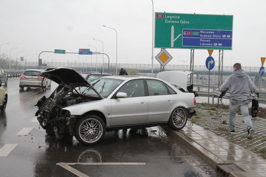 Wrocław: Wypadek na Lotniczej w pobliżu stadionu. Auto uderzyło w bariery (ZDJĘCIA)