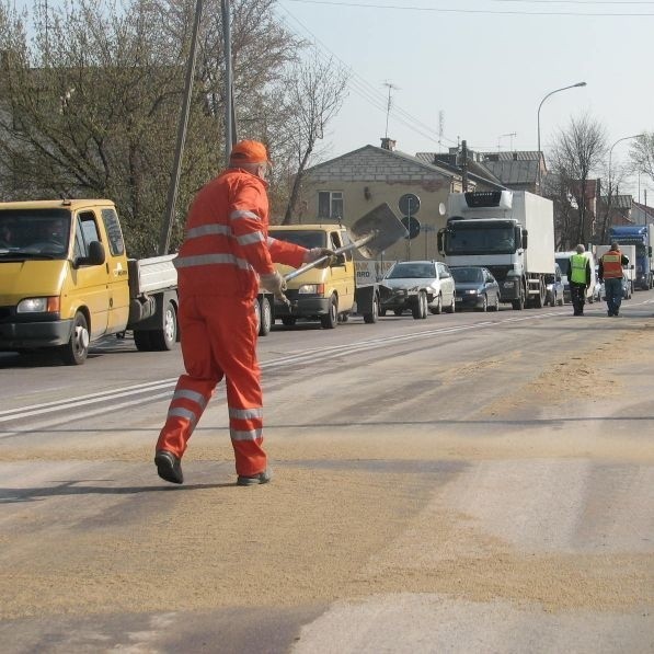 Służby porządkowe przez trzy godziny usuwały olej z ulicy Wojska Polskiego