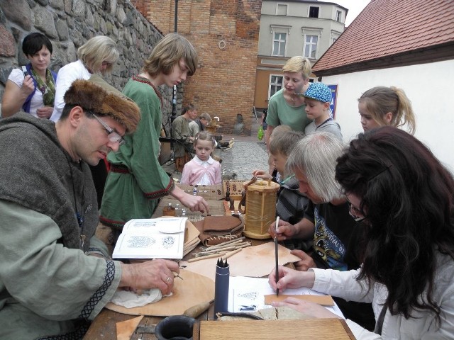 Grupa Młodych Archeologów pokazywała w ub. r.  tajniki dawnego rzemiosła na Nocy w muzeum w Chojnicach