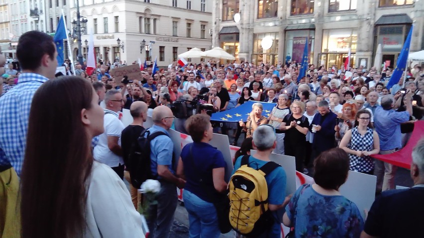 Tak wrocławianie protestowali w obronie sądu [ZDJĘCIA]