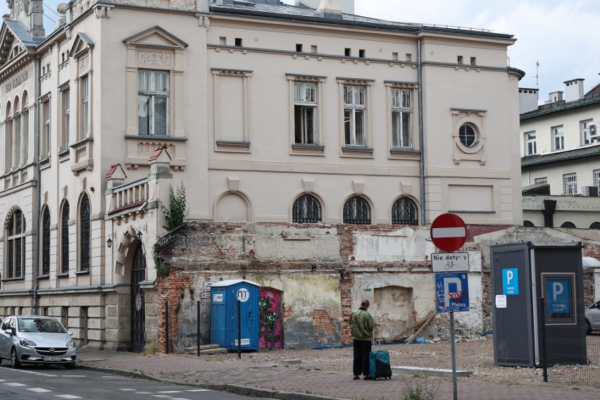 Kraków, Podgórze. Zniszczone niskie budynki już zniknęły....