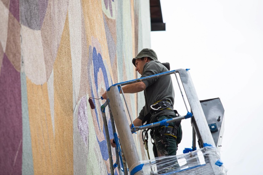 Mural, jaki powstał na ścianie budynku przy placu...