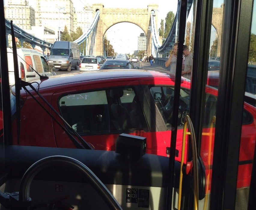 Wypadek autobusu i peugeota na placu Grunwaldzkim. Kobieta z urazem głowy