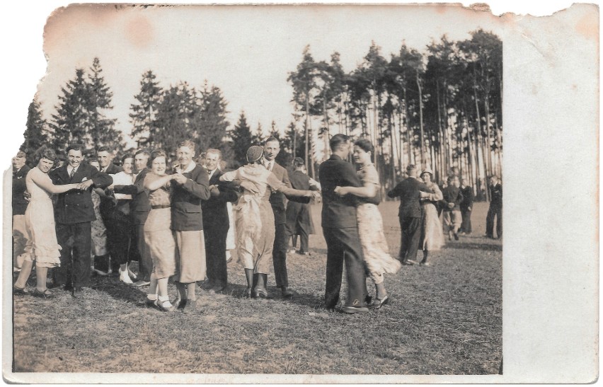 Zabawa taneczna w Lutowie w latach 30., na pierwszym planie...