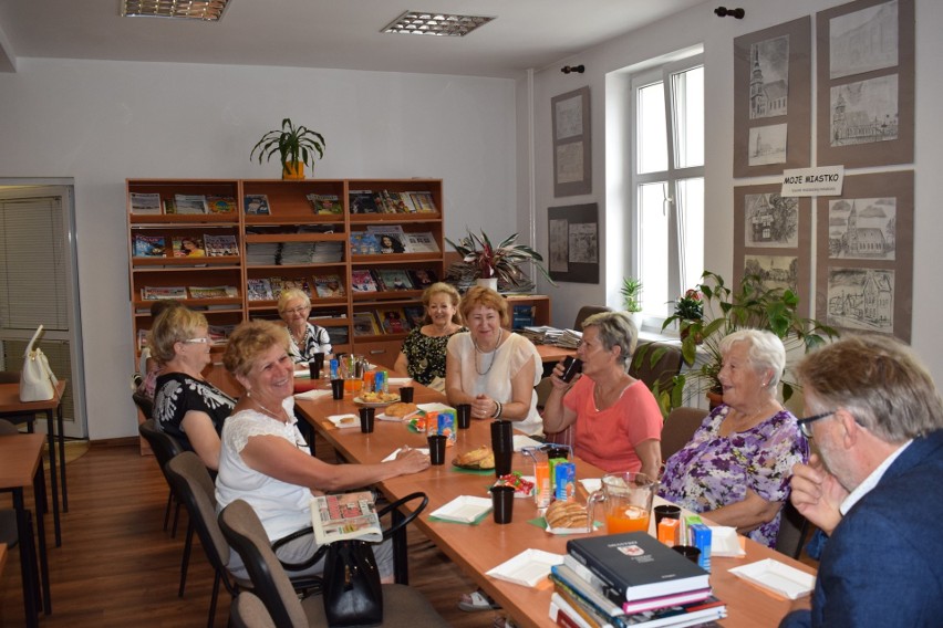 Lipcowe spotkanie o książkach w miasteckiej bibliotece. Gościem był Konrad Remelski (zdjęcia)