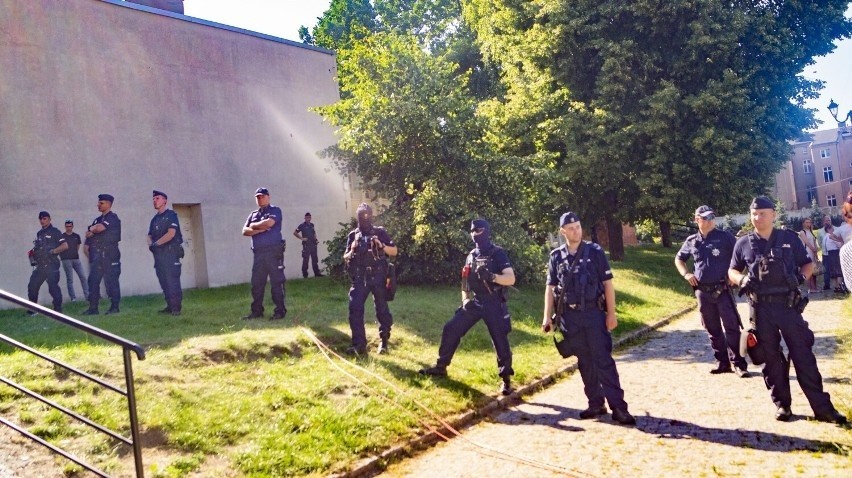 Policjanci podczas zabezpieczania spotkania w Inowrocławiu