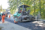 Remont w Zakopanem. Na ul. Chałubińskiego w końcu wylewają nowy asfalt
