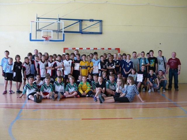 Uczestnicy turnieju piłki ręcznej w Przysusze.