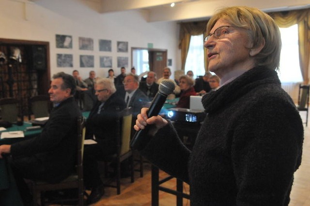 - Ten pomnik stanowi całość, a bryła wpisuje się w plac. Zmiany oznaczałyby zniszczenie monumentu - uważa rzeźbiarka Anna Krzymańska