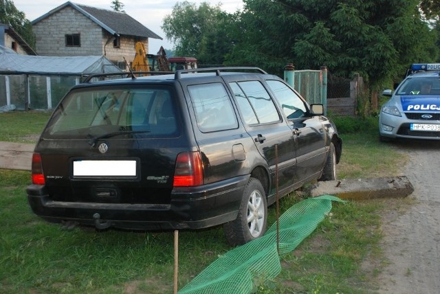 Do zdarzenia doszło w nocy, Kalnikowie koło Przemyśla. Patrol policji zauważył kierującego volkswagenem, którego tylna tablica rejestracyjna nie była oświetlona. Funkcjonariusze ruszyli za pojazdem włączając sygnały błyskowe i dźwiękowe. - Na widok radiowozu, mężczyzna zaczął przyspieszać, zajeżdżać drogę, a w momencie zrównania się pojazdów, kierujący volkswagenem chciał staranować policyjny radiowóz. Po kilkuset metrach pościgu, kierowca skręcił w boczną ulicę, gdzie wjechał w ogrodzenie jednej z posesji. Kierowca wyszedł z pojazdu i zaczął uciekać pieszo - relacjonuje sierż. szt. Marta Fac z KMP w Przemyślu.