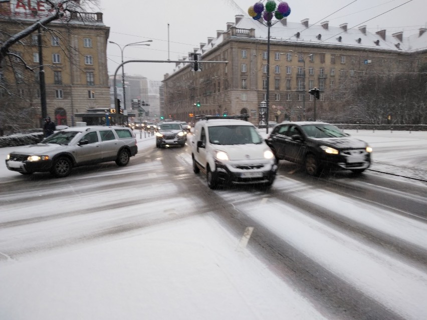 Wrocław zaskoczony zimą. Ulice i chodniki jak lodowisko (ZDJĘCIA)