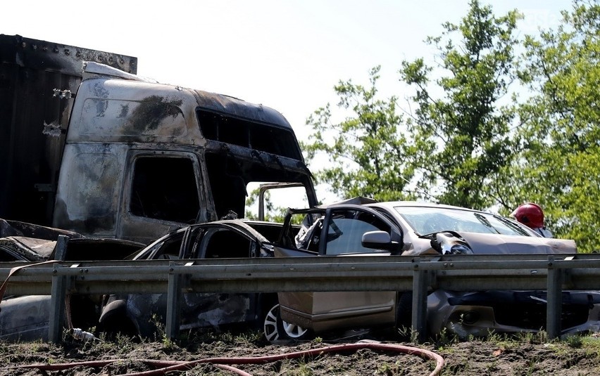 Tragiczny wypadek na A6 pod Szczecinem. Zginęło 6 osób. Ruszył proces. Umyślne spowodowanie katastrofy czy wykroczenie?