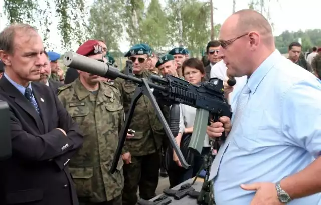 Minister obrony narodowej Bogdan Klich z zaciekawieniem zwiedził stoiska z militarnymi nowościami. Nieco dłużej zatrzymał się przy produktach radomskiego "Łucznika&#8221;.