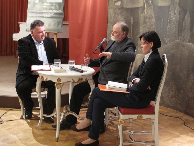 Dyskusję z pisarzem( w środku) prowadzili Dominika Świtkowska i Tomasz Tyczyński.