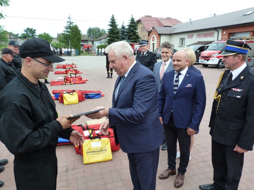 Strażacy-ochotnicy z gminy Strawczyn z nowymi sprzętami. Jednostka z Promnika ma nowy wóz