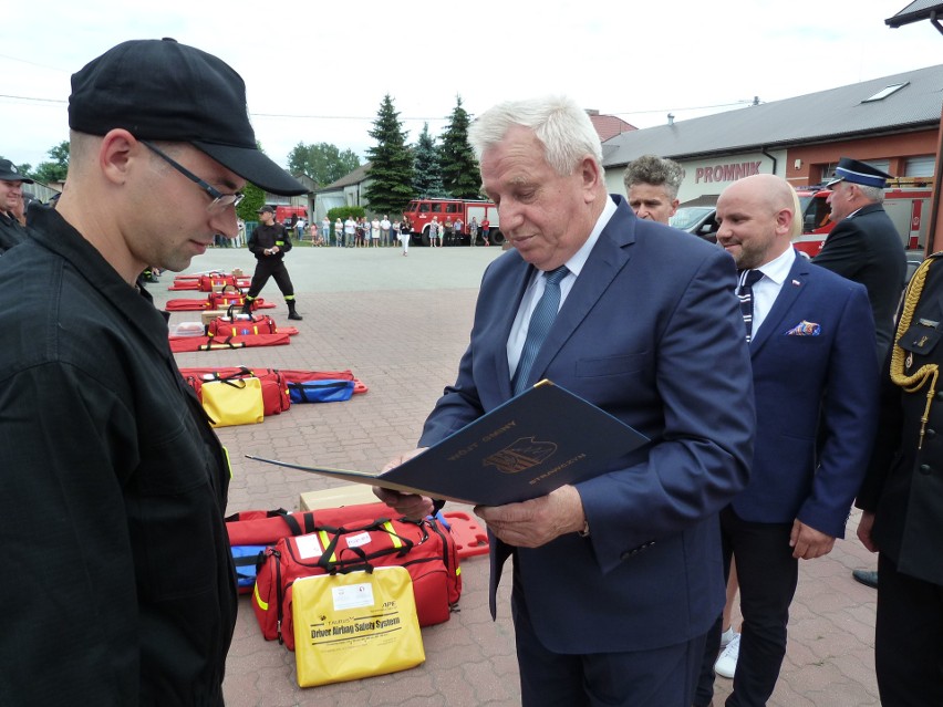 Strażacy-ochotnicy z gminy Strawczyn z nowymi sprzętami. Jednostka z Promnika ma nowy wóz