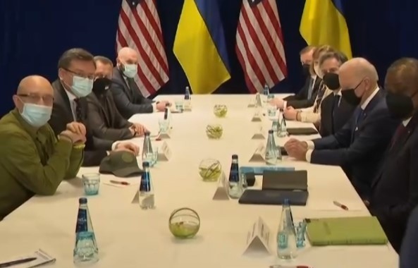 Prezydent USA podczas rozmów ze stroną ukraińską w Warszawie
