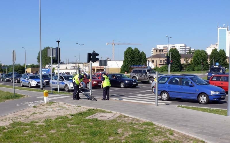 Wypadek: Potrącenie rowerzysty na al. Jana Pawła II. Ranny mężczyzna w szpitalu (zdjęcia)