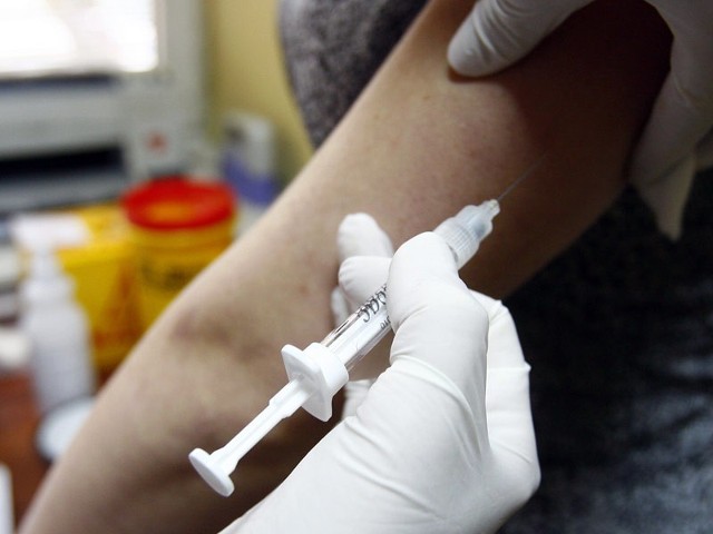 Zdaniem lekarzy szczepionka jest skuteczną bronią przeciwko grypie.